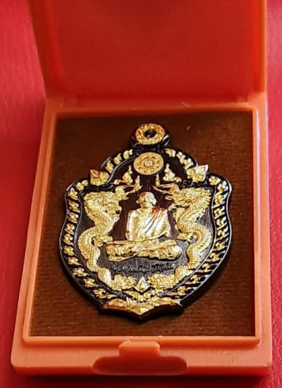 3000.-เหรียญมังกรคู่เต็มองค์ รุ่น เจ้าสัวอุดมทรัพย์ หลวงปู่ศิลา เนื้อแบล็คโรเดียม มังกรชุบทอง ขอบชุบทอง เลข 10 ปี2564 พร้อมกล่อง
