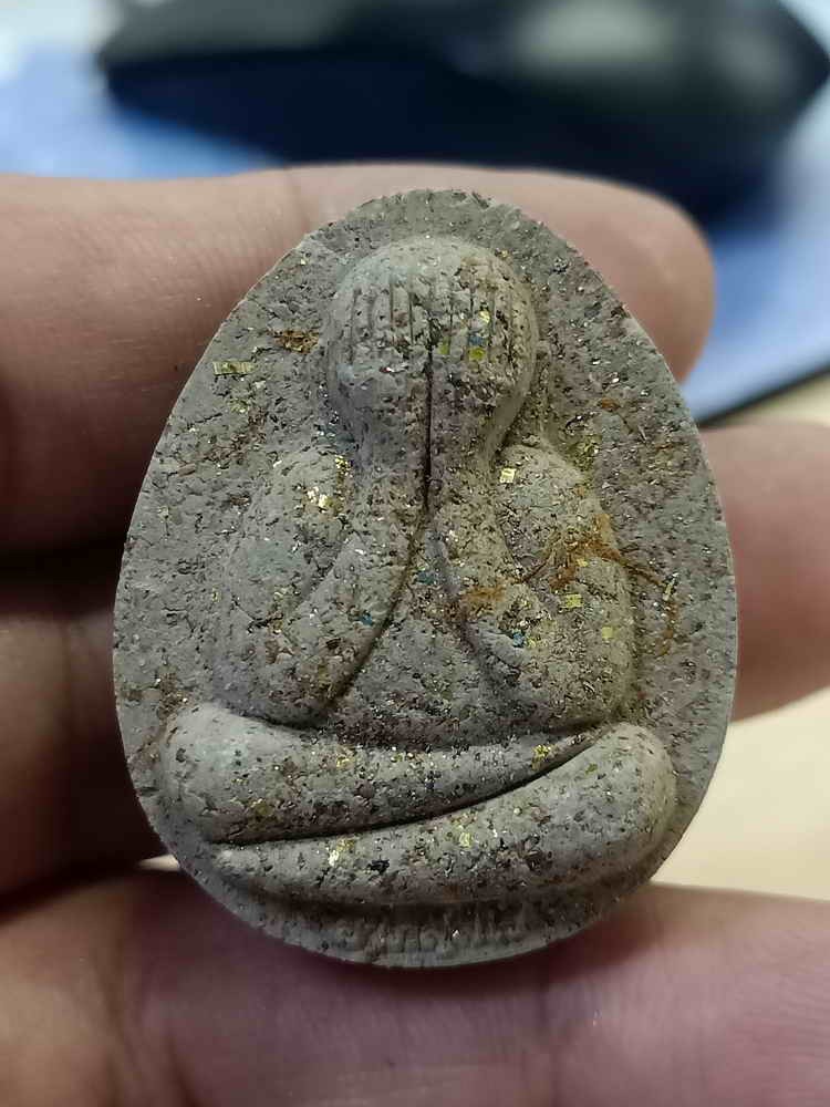 2-565 วัดใจ 50 พระผงปิดตาปลดหนี้ จัมโบ้ 1 หลวงปู่รอด วัดโคกกรม จ.สุรินทร์ 2565 น้ำตาลผงมวลสาร โรยผงตะไบทอง หมายเลข 139 กล่องเดิม