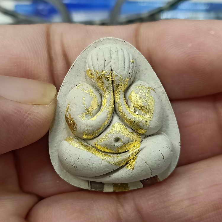 2-607 วัดใจ 100 ปิดทอง+ตะกรุด พระปิดตามหาเสน่ห์ รุ่นสร้างโบสถ์ หลวงปู่โต๊ะ ปลุกเสก และอกวัดประดู่ฉิมพลี จ.กรุงเทพ เนืั้อจันทร์ขาวปิดทองหน้า ตะกรุด 3k กลิ่นหอมมหาเสน่ห์ รก.5.8 หมายเลข 57 กล่องเดิม