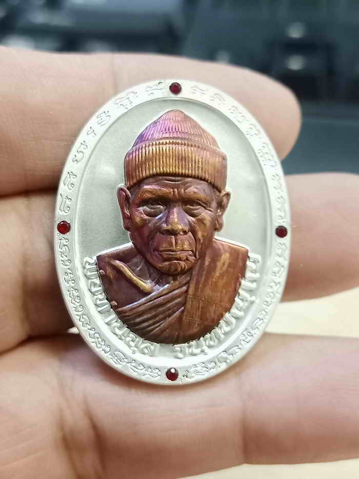 2-928 วัดใจ 150 เหรียญหมวกอุ่น รุ่นแรก พ่อท่านจุล สำนักสงฆ์ถ้ำเหมา นครศรีธรรมราช ปี 2567 ชุบเงิน หน้ากากนวะมันม่วง ฝังพลอยแดงขอบ หมายเลข 18 สร้าง 60 เหรียญ กล่องเดิม