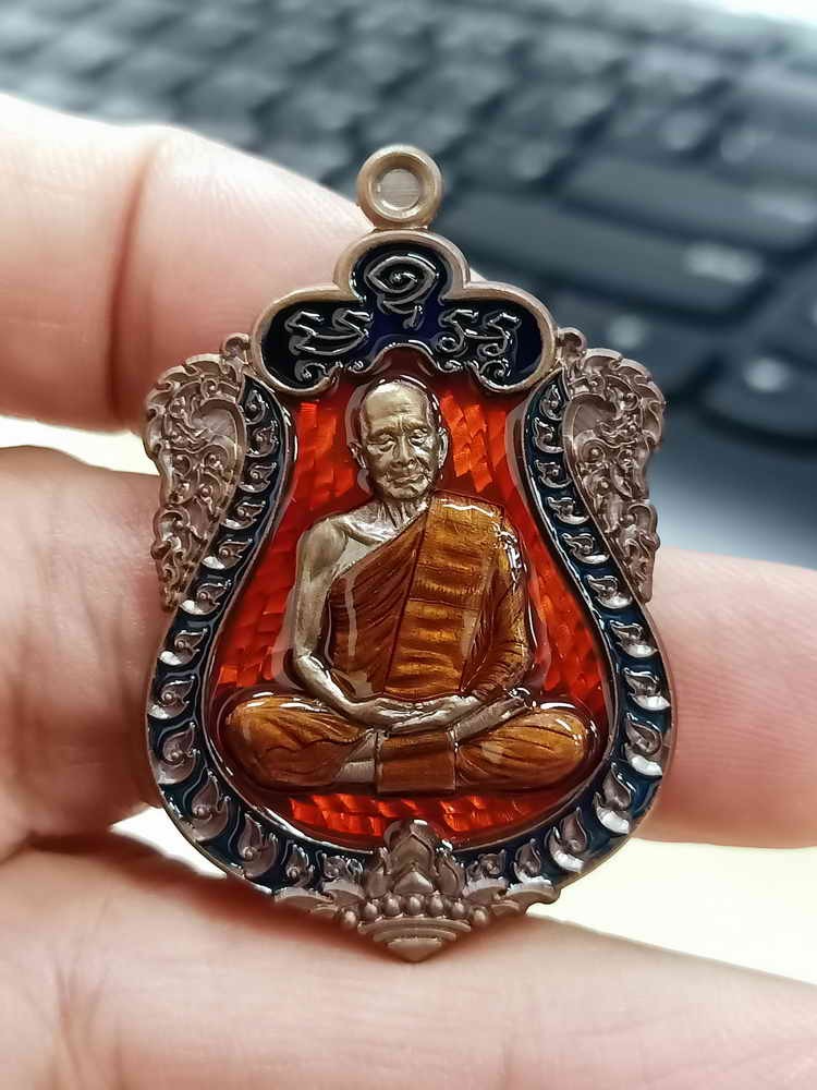 2-1627 วัดใจ 150 เหรียญเสมา 8 รอบ หลวงปู่กลม วัดโพธิ์ชัย จ.นครพนม 2566 ทองแดงมันปู ลงยา 4 สี หมายเลข 38 สร้าง 168 เหรียญ กล่องเดิม