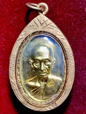 เหรียญหลวงพ่อรวย หลังพญาไก่ กะไหล่ทอง ๒๕๖๐ เลี่ยมกรองทองไมครอน