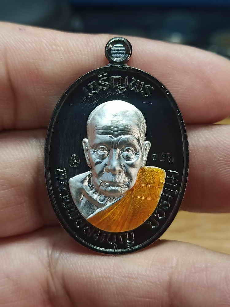 2-67 วัดใจ 150 เหรียญเจริญพรบน หลวงพ่อสมบุญ วัดลำพันบอง จ.สุพรรณบุรี ปี 2567 BRD หน้ากากชุบเงิน ลงยาจีวร หมายเลข 156 กล่องเดิม