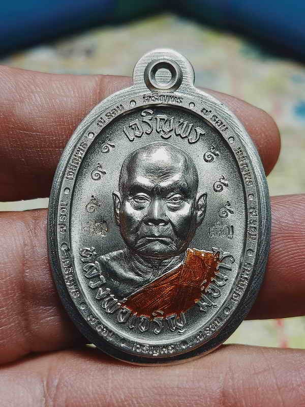 2-1444 วัดใจ 100 เหรียญเจริญพรบน 7 รอบ หลวงพ่อเจริญ วัดจันเสน จ.นครสวรรค์ 2567 อัลปาก้า ขอบ 7 รอบ ไม่ตัดปีก ตอก 9 รอบ ลงยาจีวร หมายเลข 19 กล่องเดิม