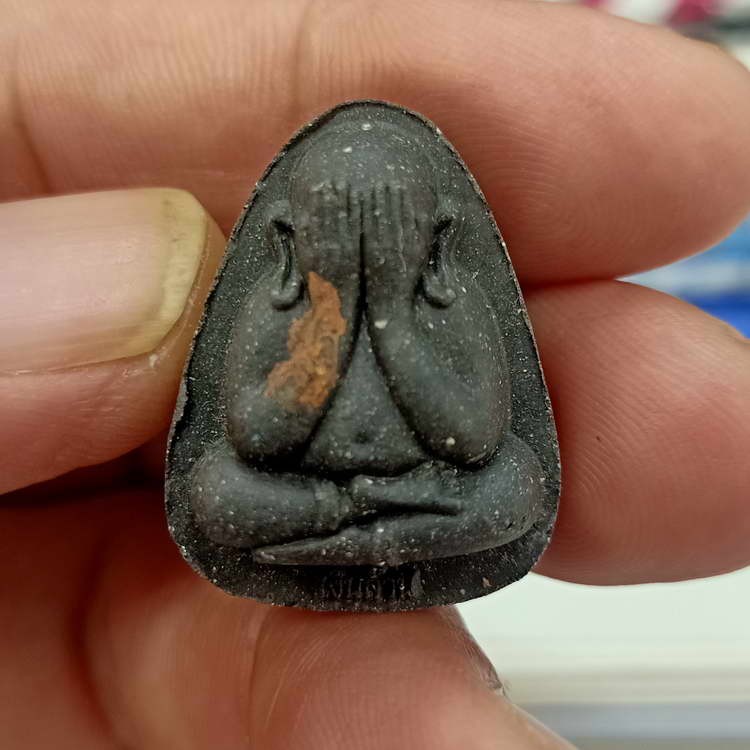 2-367 วัดใจ 100 พระปิดตาปลดหนี้ รุ่นที่ระลึกบูรณะอุโบสถ หลวงพ่อนงค์ อภิชาโต (ศิษย์หลวงปู่โต๊ะ) วัดบางน้ำชน ธนบุรี จ.กรุงเทพฯ เนื้อผงสีดำกรรมการ สร้างน้อย หมายเลข กก370 กล่องเดิม