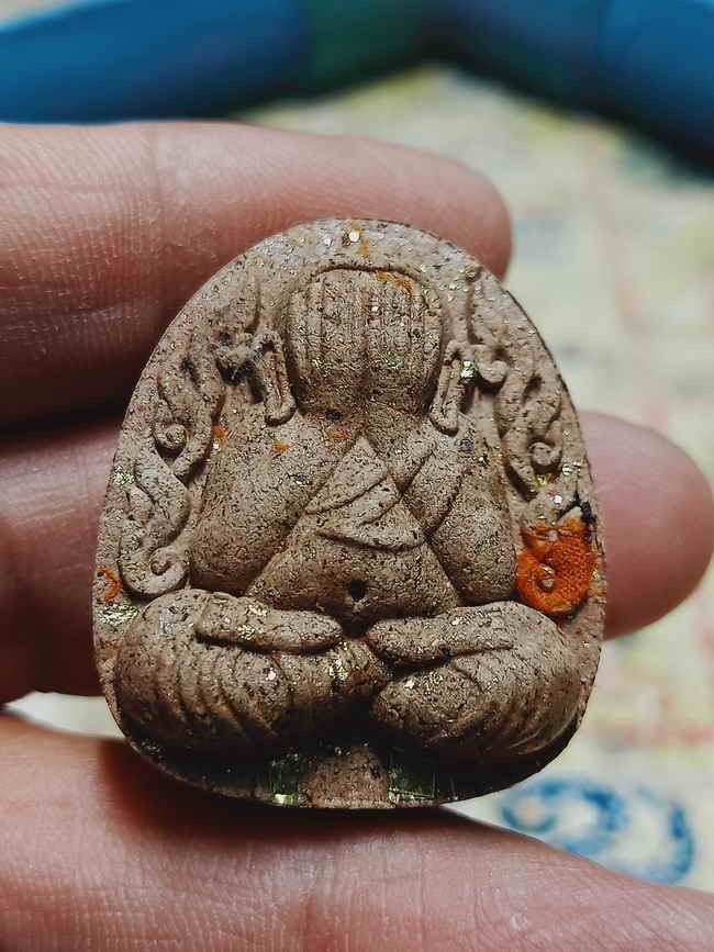 2-1450 วัดใจ 100 พระปิดตากนกข้างบูชาครู หลวงปู่โต๊ะ หลวงพ่อนงค์ วัดบางน้ำชน ธนบุรี จ.กรุงเทพ ปี 2565 จัมโบ้ มวลสารดี หมายเลข 1255 กล่องเดิม