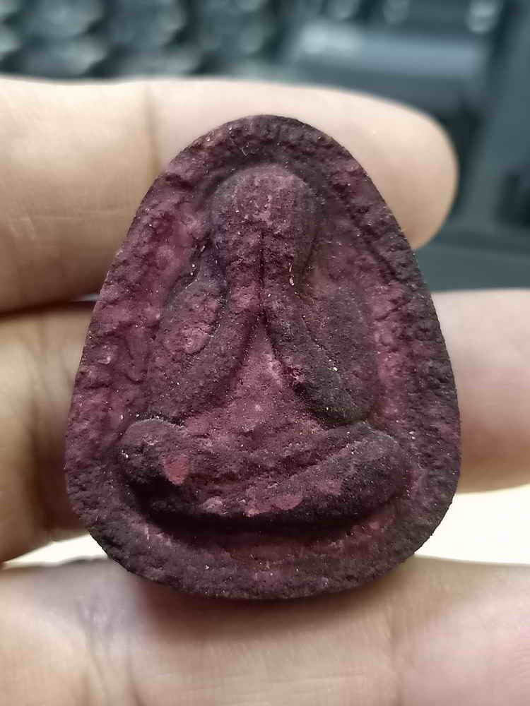 2-883 วัดใจ 100 พระปิดตาจัมโบ้ ฉลองอายุ ครบ 7 รอบ หลวงปู่สมาน ที่พักสงฆ์เขายางหัก ราชบุรี 2566 เนื้อดำโบราณสนิมแดง แถมยกลัง หมายเลข 11 กล่องเดิม