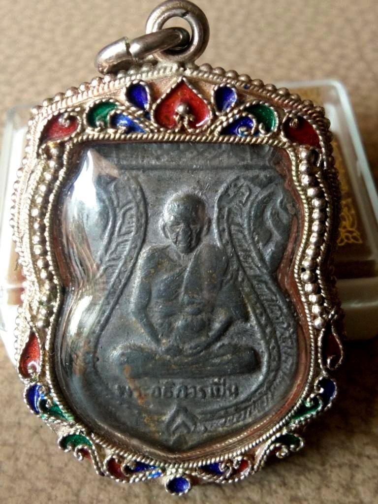 6500.- เหรียญหลวงพ่อเปิ่น วัดบางพระ รุ่นแรก เนื้อตะกั่ว (ออกวัดโคกเขมา) หลังตัวหนังสือ ปี2508 เลี่ยมเงินลงยา