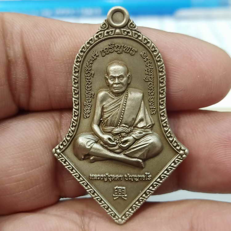 2-157 วัดใจ 100 เหรียญท้าวเวสสุวรรณ เจริญพร มหาเฮง 65 หลวงปู่บุดดา วัดป่าใต้พัฒนาราม จ.สระแก้ว ปี 2565 อัลปาก้าซาติน หมายเลข 461 กล่องเดิม