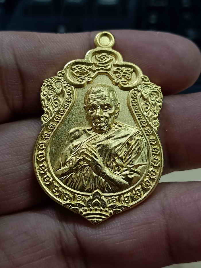 2-1024 วัดใจ 100 เหรียญเสมามาไหว้ข้าง ไหว้ครู หลวงปู่อิ่ม วัดทุ่งนาใหม่ จ.นครศรีธรรมราช ปี 2567 เนื้อชุบทองพ่นทราย หมายเลข 177 กล่องเดิม***เก็บได้เก็บสร้างไม่มาก วัดสร้าง