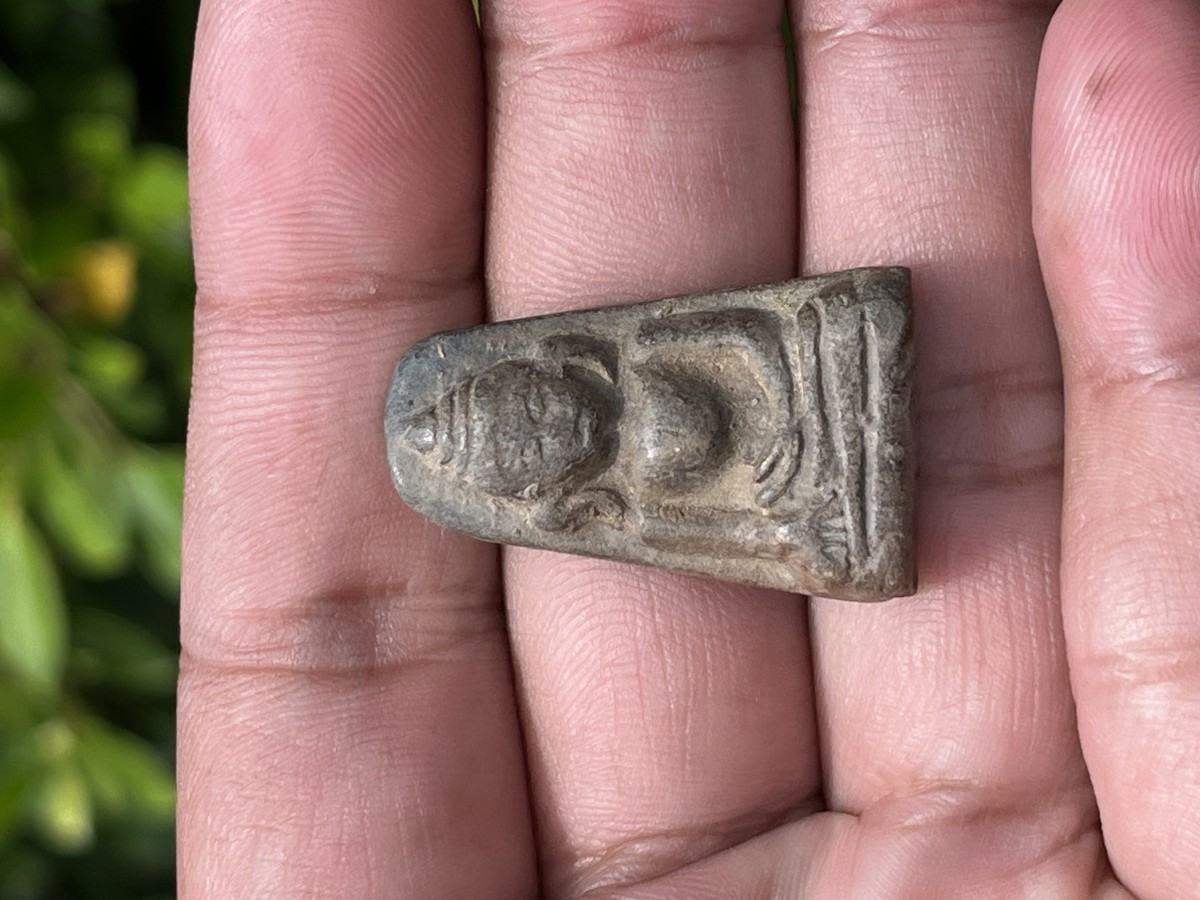 พระผงสุพรรณ (พระกันผีพิมพ์เล็ก) หลวงพ่อกวย ปี 2500 เนื้อดิน วัดโฆสิตาราม จ.ชัยนาท หายากมากๆครับ พิมพ์นี้มีลงหนังสือ ด้านหลังมีรอยจารย์