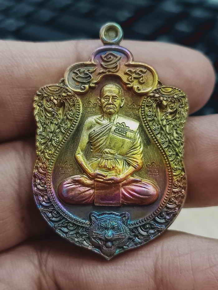 2-1361 วัดใจ 100 เหรียญเสมาเสือคาบแก้ว หลวงปู่บุญมา สำนักสงฆ์เขาแก้วทอง จ.ปราจีนบุรี 2567 มหาชนวนผิวรุ้ง ตอกศาลารอบ หมายเลข 46 สร้าง 169 เหรียญ กล่องเดิม***งานสวย