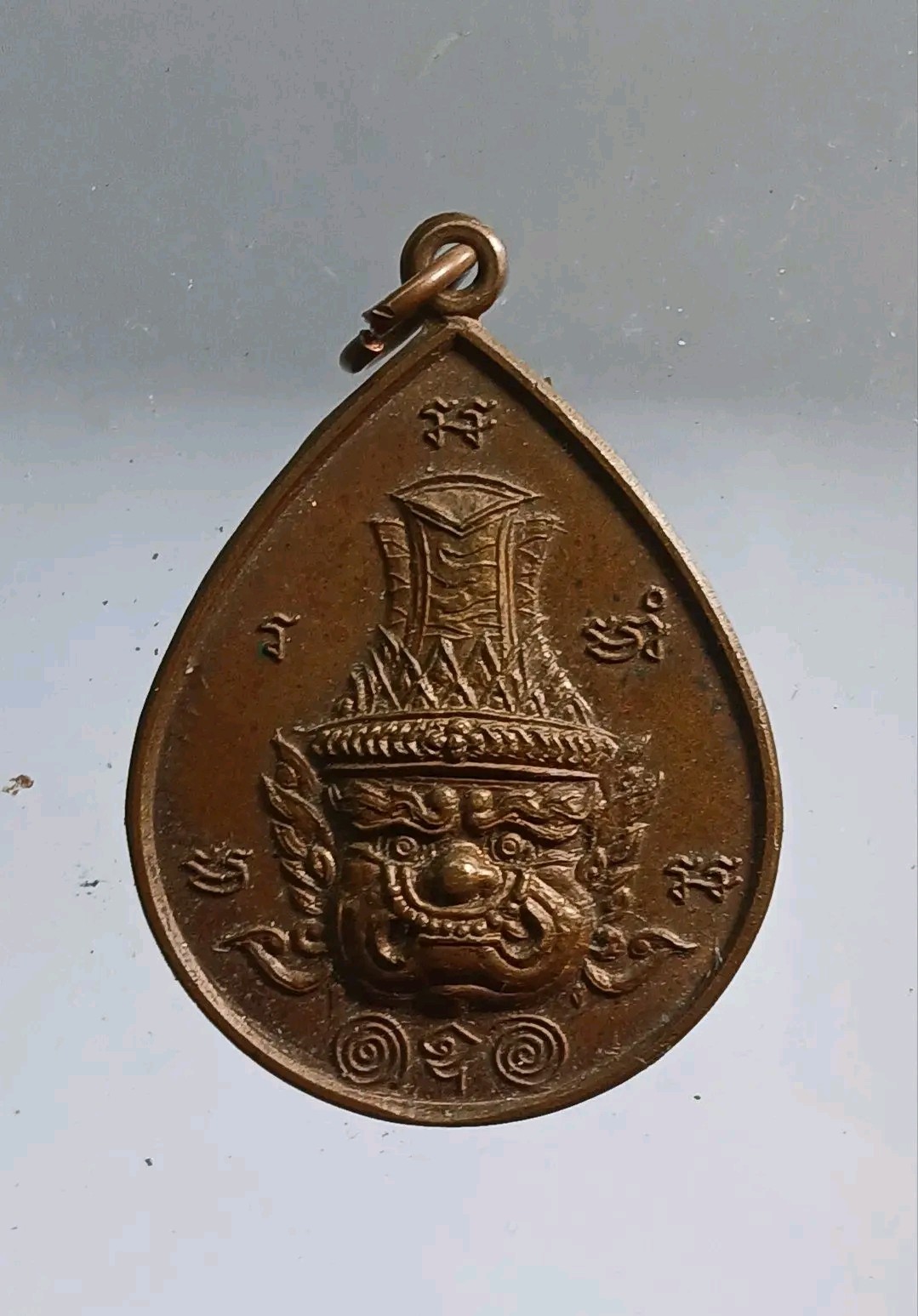 พ่อปู่ฤาษีพิราพ อาจารย์ออม บางซื่อ รุ่น นะ เศรษฐี ปี 2553    ด้านหลังจารยันต์ พระพิราพ หรือเทพแห่งอสูร เป็บบรมครูสูงสุดที่มีความศักดิสิทธิมากๆ ใครได้บูชาท่านจะช่วยเสริมบารมีในทุกด้าน มีเสน่ห์หาเมตตามหานิยมเป็นอย่างมาก