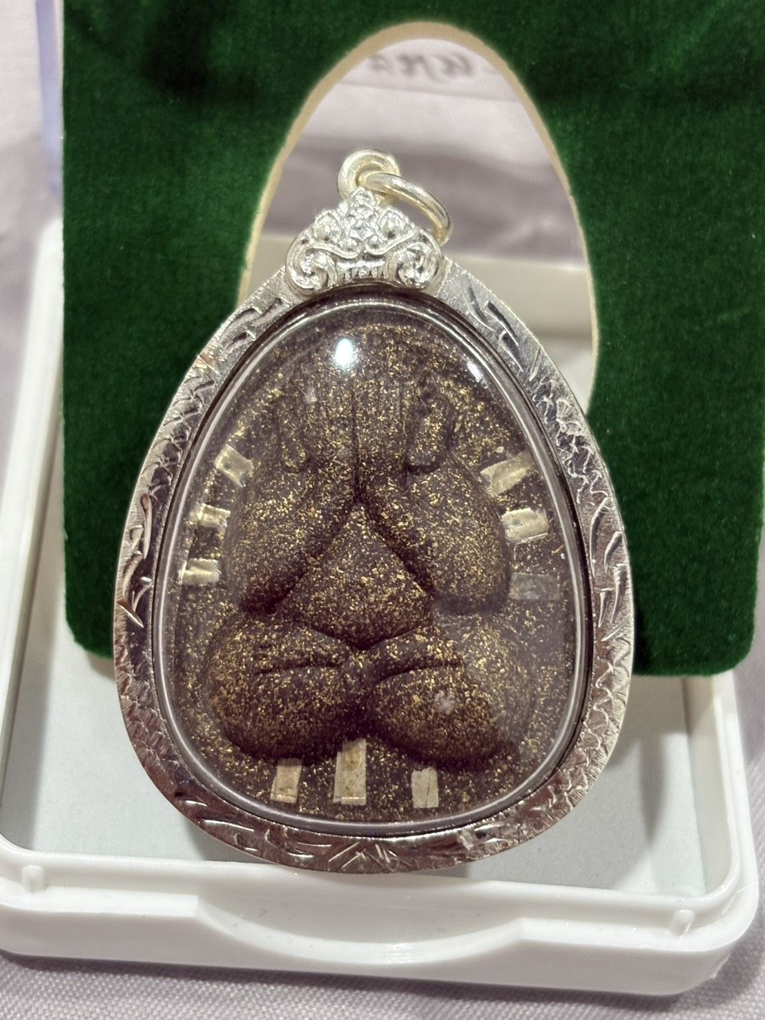 หลวงพ่อคูณ วัดบ้านไร่ ปิดตานวะมหามงคล แซยิด 76 ปี เนื้อผงใบลาน ตะกรุดเงิน 9 ดอก โรยผงตะไบพระกริ่ง ปี 2542 พร้อมเลี่ยมและกล่องเดิม