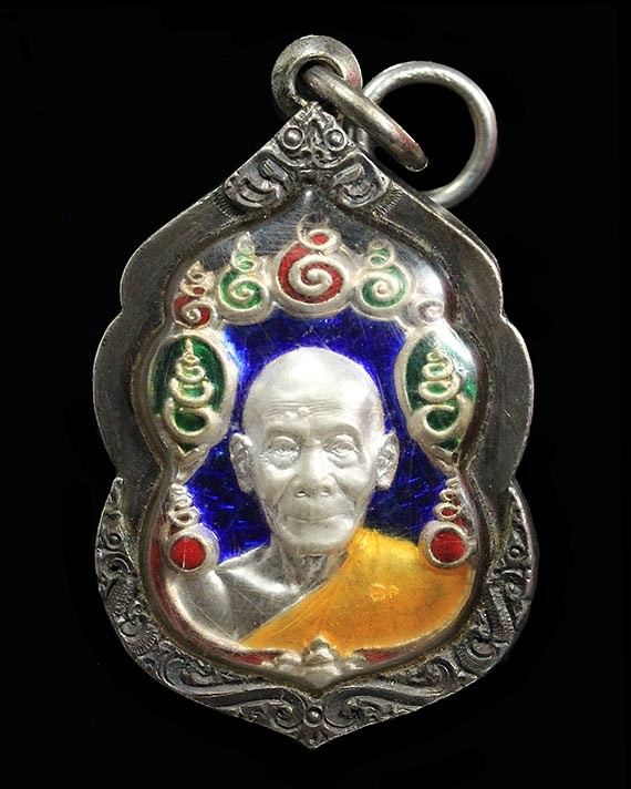 2800.-เหรียญ 9 ยอด หลวงพ่อพูล วัดไผ่ล้อม อายุครบ 90 ปี ปี2545 จ.นครปฐม เนื้อเงินลงยา เลี่ยมเงิน องค์ที่ 2