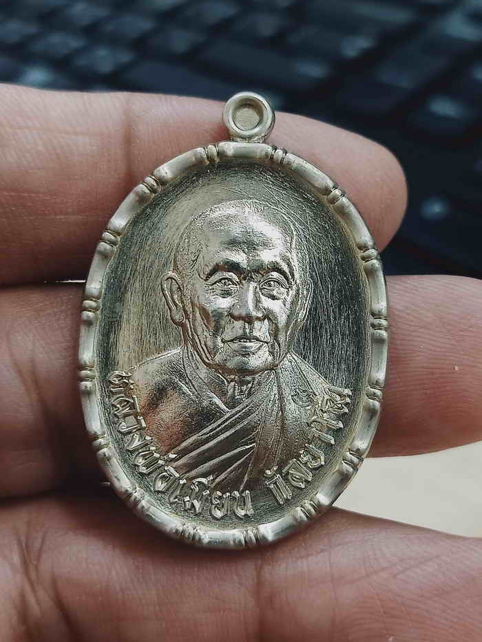 2-1363 วัดใจ 100 เหรียญเจริญพร อายุยืนหลวงพ่อเมียน วัดบ้านจะเนียง จ.บุรีรัมย์ 2566 อัลปาก้า ขอบปล้องอ้อย หมายเลข 459 กล่องเดิม