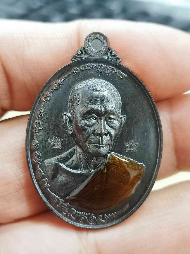 2-1915 วัดใจ 100 เหรียญบารมีโชติธมฺโม หลวงปู่บุญมา สำนักสงฆ์เขาแก้วทอง จ.ปราจีนบุรี 2568 ทองแดงรมดำ ลงยาจีวร หมายเลข 71 กล่องเดิม