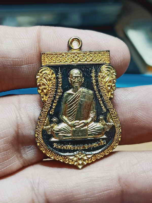 2-1266 วัดใจ 100 เหรียญเสมามหามงคล เลื่อนยศ เลื่อนบารมี หลวงพ่อรวย วัดมาบตาพุด จ.ระยอง ปี 2565 งาน BRD ชุบทอง โค้ด รวย หมายเลข 215 กล่องเดิม