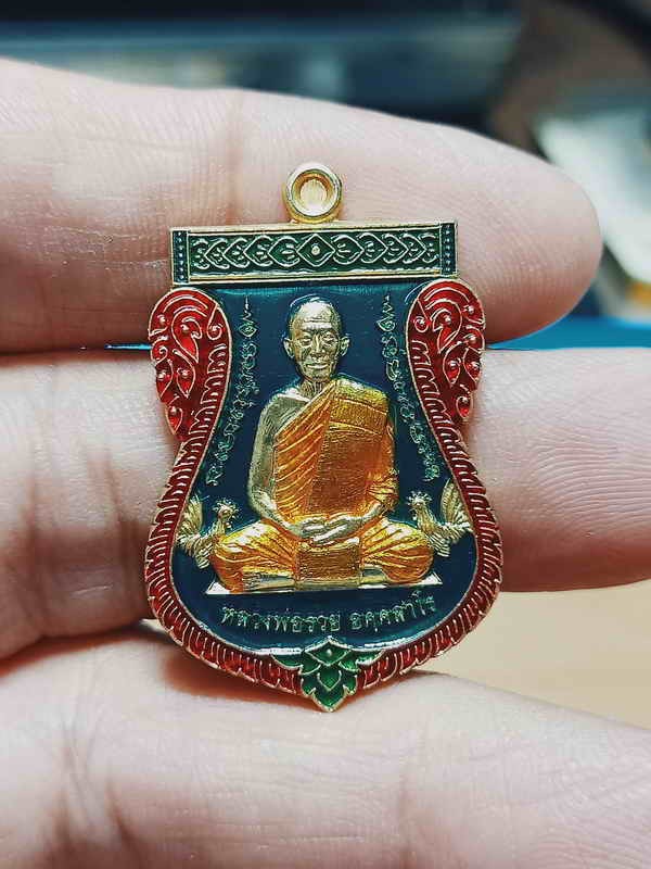 2-1267 วัดใจ 100 เหรียญเสมามหามงคล เลื่อนยศ เลื่อนบารมี หลวงพ่อรวย วัดมาบตาพุด จ.ระยอง ปี 2565 กะหลั่ยทอง ลงยาพื้น ขอบ ซุ้ม จีวร โค้ด กก หมายเลข 49 กล่องเดิม