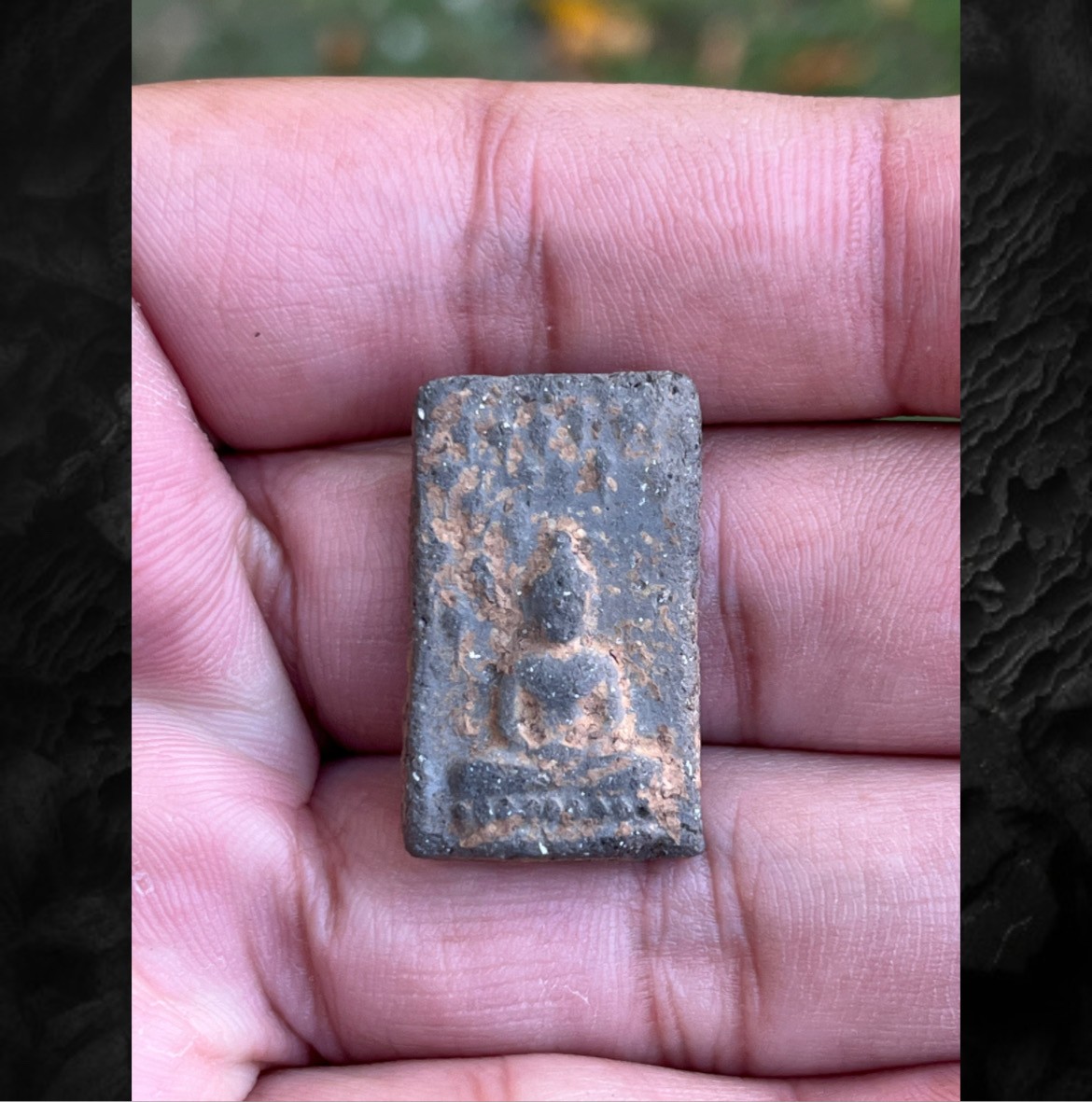 พระผงพรายสมุทร (พระผงกระดูกผี) พิมพ์ปรกโพธิ์เล็ก (โพธิ์ข้าง)   หลวงพ่อเจิม วัดหอยราก พ.ศ. 2499