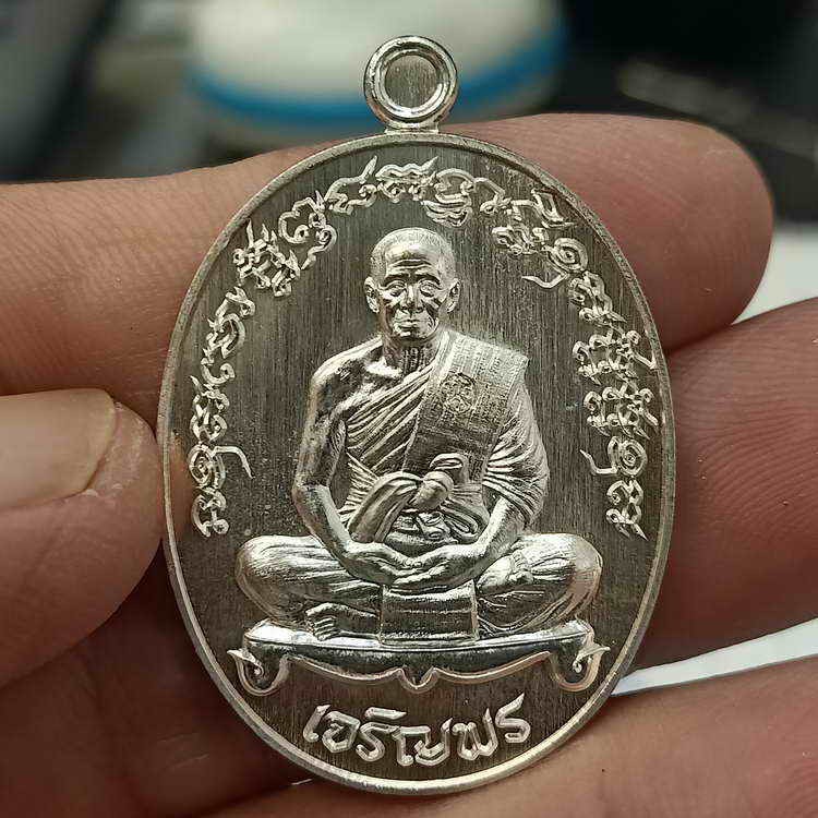 2-264 วัดใจ 100 เหรียญรุ่นปาฏิหารย์ 2 ครบ 6 รอบ ที่ระลึก 72 ปี หลวงพ่อทองวัดบ้านไร่ จ.นครราชสีมา ปี 2564 เนื้อทองแดงอาบเงิน หมายเลข 2405 กล่องเดิม***PSGA การันตี