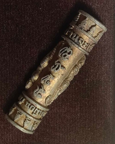 เริ่มต้นที่ 50 บาท ตะกรุดหล่อพญาพยัคฆ์ ปี 62 รุ่นบันดาล บันดาลสุข หลวงพ่อเมียน วัดบ้านจะเนียง จ.บุรีรัมย์ นวะกลับดำ หมายเลข ๕๔ กล่องเดิม