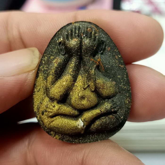 2-539 วัดใจ 100 พระปิดตาปลดหนี้จัมโบ้ รุ่นรวยมหาเศรษฐี หลวงพ่อนงค์ อภิชาโต วัดบางน้ำชน ธนบุรี จ.กรุงเทพฯ ปี 2566 เนื้อดำใบลาน โรยตะไบทอง สร้างน้อย #74 กล่องเดิม