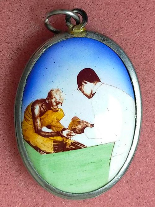 ล็อคเก็ตพ่อท่านคล้าย วัดสวนขัน กับในหลวงรัชกาลที่ ๙