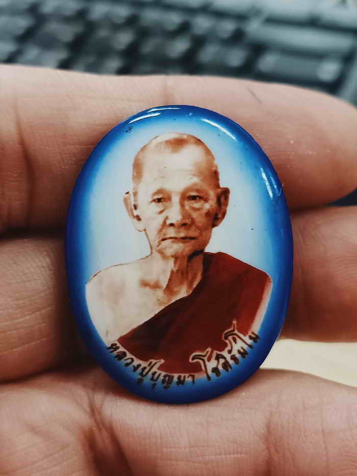 2-1240 วัดใจ 100 ล็อกเก็ต รุ่นมัจฉาเทวามหาทรัพย์ หลวงปู่บุญมา สำนักสงฆ์เขาแก้วทอง จ.ปราจีนบุรี 2567 ฉากฟ้าขาว หลังปิดมวลสาร ตะกรุดเงิน หมายเลข 49 กล่องเดิม***งานสวยๆ