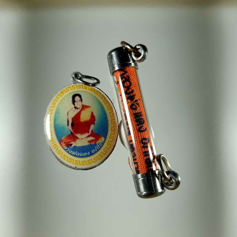 2-272 วัดใจ 100 ล็อกเก็ต+ตะกรุดผ้ายันต์พร้อมใช้ หลวงพ่อแดง อภิโชโต(ร่างเป็นหิน) วัดใหม่บำเพ็ญผล(วัดท่าแห) ต.ดงละคร อ.เมือง จ.นครนายก ***เก่าได้ยุคไม่เคยใช้ ส่งไปแพ็คคู่พร้อมใช้ #G3