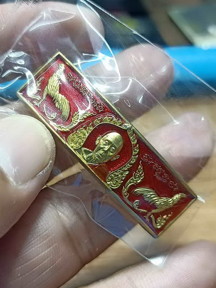 2-994 วัดใจ 100 หัวเลส แท้ทัน รุ่นแรก วัดสร้าง รวยรวย เฮงเฮง หลวงปู่รอด วัดโคกกรม จ.สุรินทร์ ทองระฆัง ลงยาแดง หัวโค้ง น้ำหนักขนาด 3 บาท หมายเลข 98 กล่องเดิม***ไม่เคยใช้ ถ่ายทั้งซีล