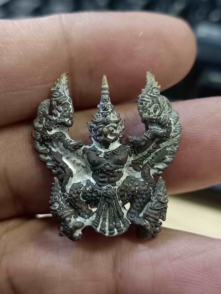 2-873 วัดใจ 100 ต่ำจอง เหรียญหล่อ พญาครุฑ รุ่น 9 หน้า เจริญพร พระอาจารย์ละ วัดสร้อยสุวรรณ ต.นาบ่อคำ อ.เมืองกำแพงเพชร จ.กำแพงเพชร 2559 ชนวนโลหะผิวไฟหัวทอง หมายเลข 419 สร้าง 1999 กล่องเดิม***หลังจอง 200