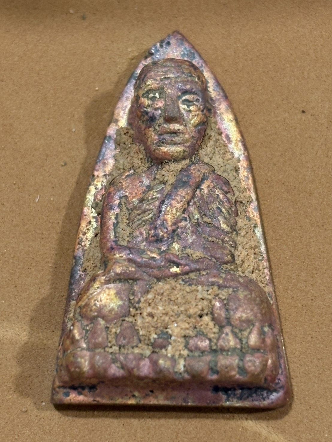 หลวงปู่ทวดหลังเตารีด พิมพ์ใหญ่ เทดินไทย รุ่นแรก เนื้อนวะโลหะ หลวงพ่อรวย วัดตะโก รุ่นรวยนิรันตราย ปี 56 หมายเลข 3693 พร้อมกล่องเดิม