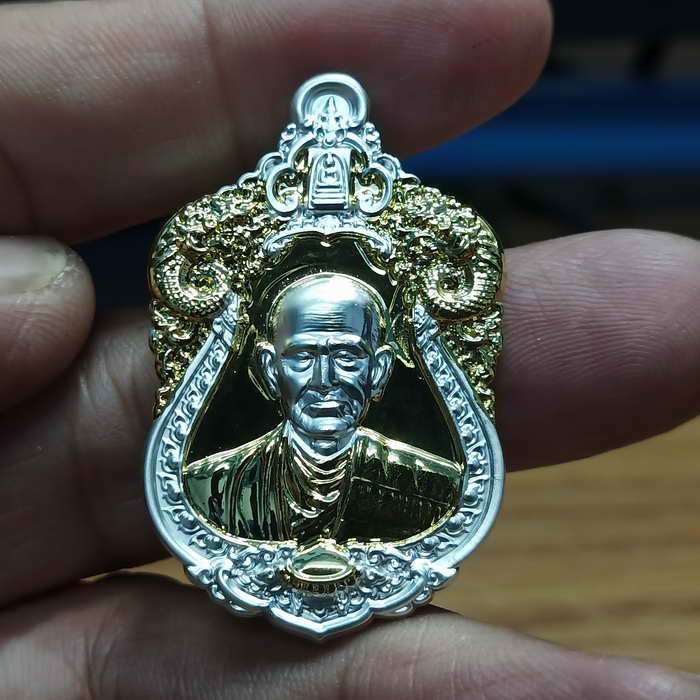 2-215 วัดใจ 100 เหรียญมงคลชินบัญชร สมเด็จพุฒาจารย์โต ออกวัดกลางคลองข่อย จ.ราชบุรี ปี 2566 รก.11 ชุบ 2K เงากระจก หมายเลข 103 กล่องเดิม***นานๆ เจอทำผิวแบบนี้สวยคม