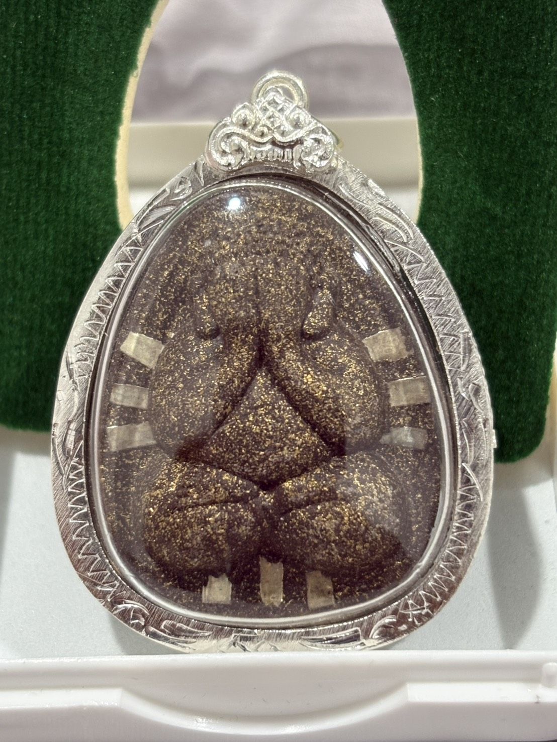 หลวงพ่อคูณ วัดบ้านไร่ ปิดตานวะมหามงคล แซยิด 76 ปี เนื้อผงใบลาน ตะกรุดเงิน 9 ดอก โรยผงตะไบพระกริ่ง ปี 2542 พร้อมเลี่ยมและกล่องเดิม