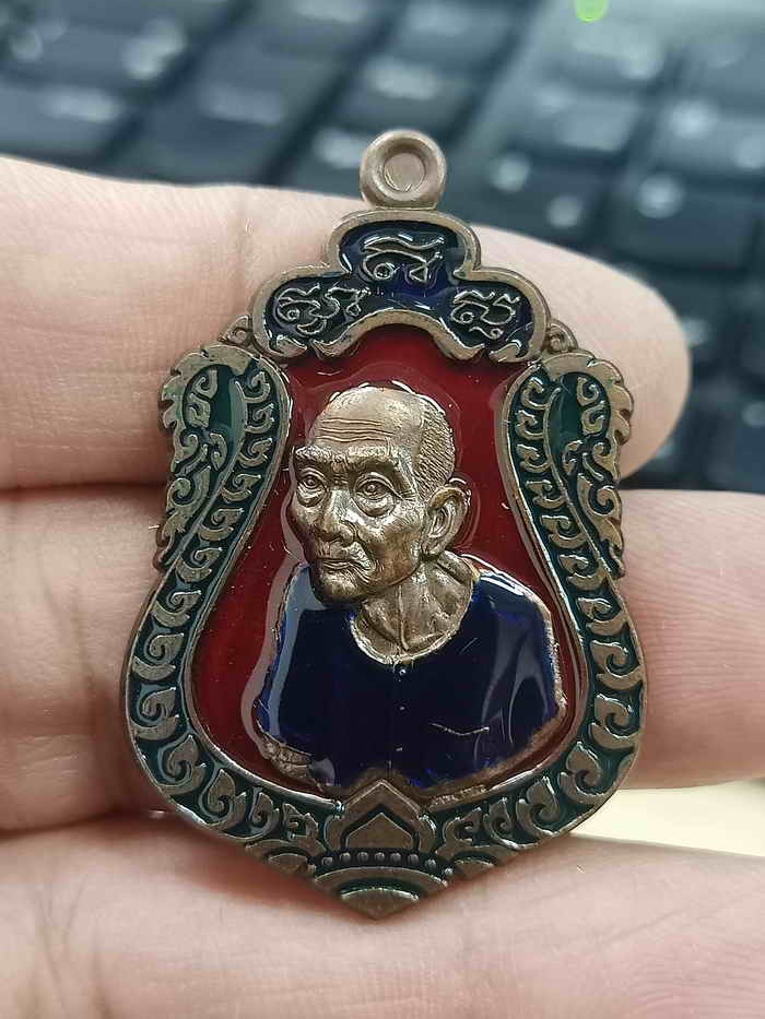 2-1305 วัดใจ 100 เหรียญเซียนแปะโรงสี ฟ้าประทานพรเฮงพันล้าน หลวงปู่เฮง ปิยธโร วัดบ้านเหล่าสามัคคี จ.สระแก้ว 2563 ทองแดง ลงยาพื้น ขอบ ซุ้ม เสื้อ หมายเลข 57 กล่องเดิม