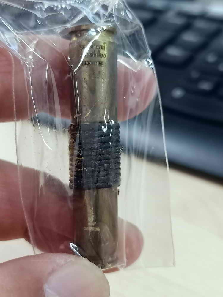 2-1580 วัดใจ 100 ตะกรุดลูกปืน มหาอุตม์ พระอาจารย์เลี้ยง วัดจอมเกษ จ.อยุธยา เชือกดำ ติดทอง ขนาด 9mm หมายเลข 48 กล่องเดิม