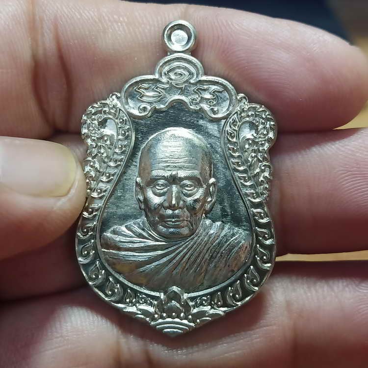 2-500 วัดใจ 200 เหรียญเสมาใหญ รุ่นแรก รุ่นเจ้าสัวนำสุข อาจารย์นำ วัดดอนศาลา จ.พัทลุง ปี 2558 เนื้ออัลปาก้า หมายเลข 211 สร้าง 1999 เหรียญ จอง 400 บาท วันนี้มาในราคาวัดใจ ไม่มีกล่อง