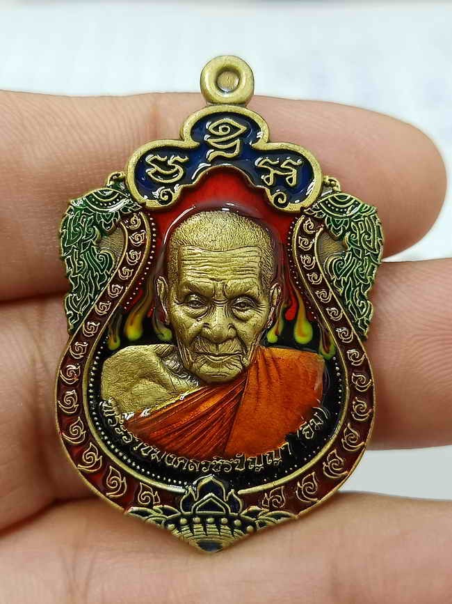 2-501 วัดใจ 150 เหรียญเสมามหาสิทธิโชค หลวงปู่อิ่ม วัดทุ่งนาใหม่ จ.นครศรีธรรมราช ปี 2566 ชนวนลงยาพื้นลายไฟ จีวร ซุ้ม หมายเลข 152 กล่องเดิม