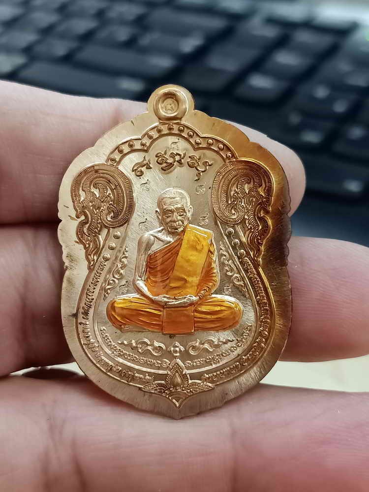 2-1575 วัดใจ 100 เหรียญเจริญยศ หลวงปู่อิ่ม วัดทุ่งนาใหม่ จ.นครศรีธรรมราช 2567 ทองแดงผิวไฟ ไม่ตัดปีก ตอก 8 รอบ ลงยาจีวร หมายเลข 87 กล่องเดิม***สวยคมคุ้ม