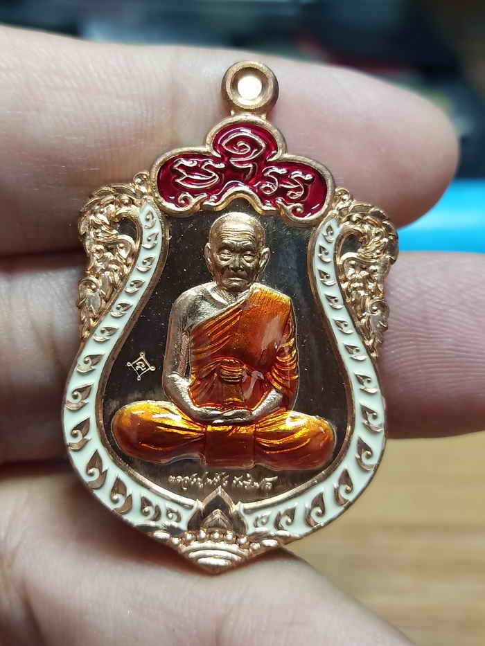 2-1002 วัดใจ 100 เหรียญเสมามหาโภคทรัพย์ รุ่นขันติพโล หลวงปู่พริ้ง ขันติพโล วัดซับชมพู่ จ.เพชรบูรณ์ 2558 ทองแดง ลงยาขอบ ซุ้ม จีวร หมายเลข 2230 กล่องเดิม***เสมาสวยคม