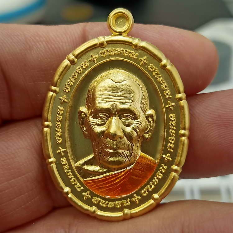 2-466 วัดใจ 150 ชุดสมปรารถนา เหรียญชนะจน หลวงปู่สมาน ที่พักสงฆ์เขายางหัก จ.ราชบุรี ปี 2567 เนื้อชนวนกะไหล่ทอง ลงยาจีวร ขอบปล้องอ้อย หมายเลข 97 สร้าง 112 เหรียญ กล่องเดิม ***สถาบัน ACI รับรอง