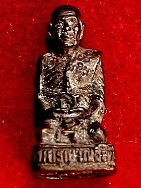 รูปหล่อหลวงพ่อแดง คุกเข่า พิมพ์เล็ก  วัดเขาบันไดอิฐ จ.เพชรบุรี  พ.ศ. ๒๕๓๓