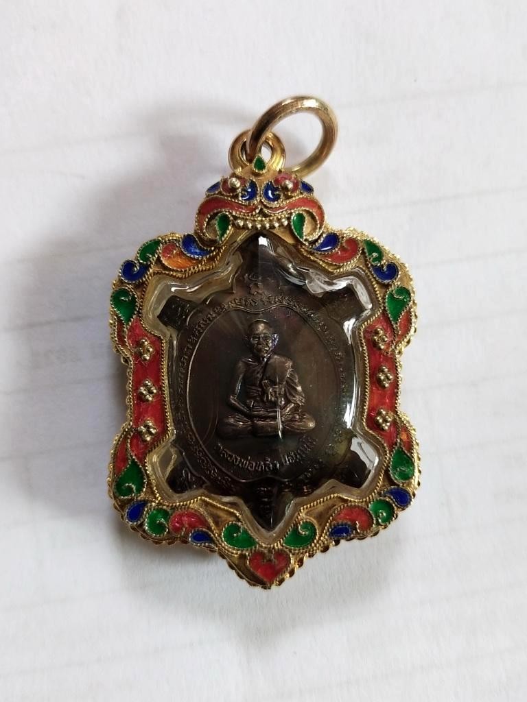 1800.-เหรียญเต่าหลวงปู่หลิว รุ่นรวยไม่จน ออกวัดโลกานุเคราะห์ กทม.ปี2538 เลี่ยมเงินลงยาชุบทอง กล่องเดิม