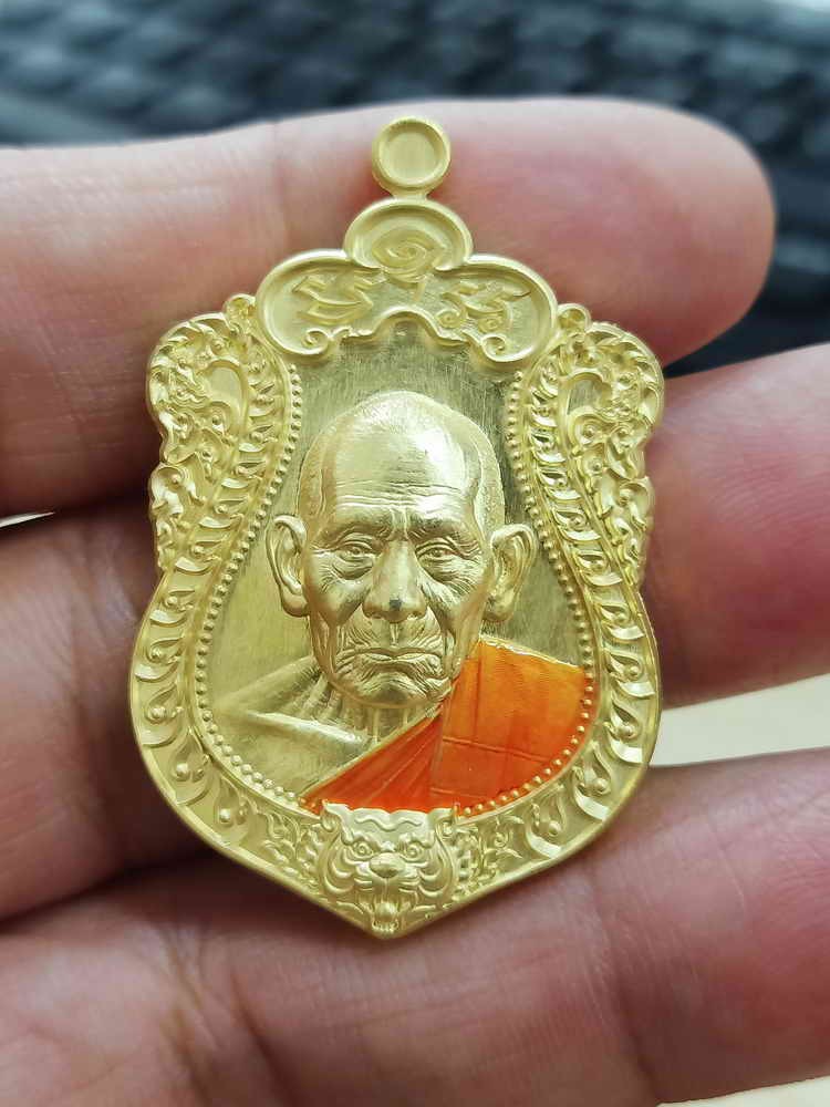 2-1623 วัดใจ 100 เหรียญเสมาพยัคฆ์บารมี หลวงปู่สมาน ที่พักสงฆ์เขายางหัก ราชบุรี 2567 เนื้อชุบทอง ลงยาจีวร หมายเลข 74 สร้าง 100 กล่องเดิม