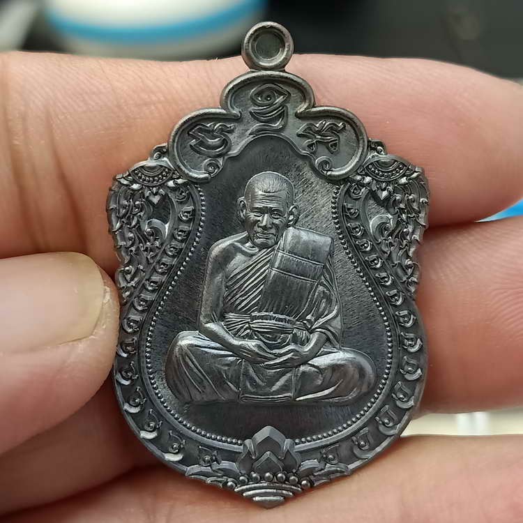 2-524 วัดใจ 100 เหรียญเสมา 92 ปี หลวงปู่สมาน ที่พักสงฆ์เขายางหัก จ.ราชบุรี ปี 2566 เนื้อทองแดงรมดำ รก.51 หมายเลข 543 สร้าง 1000 เหรียญ กล่องเดิม