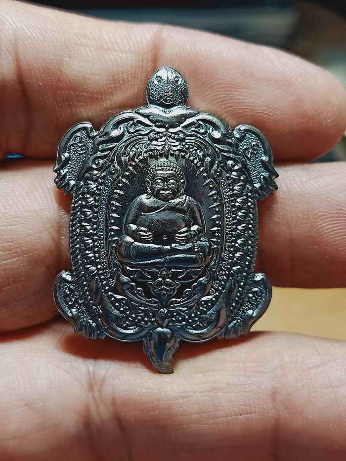 2-1269 วัดใจ 100 เหรียญพญาเต่า คูณทอง บุญเพิ่ม โชคลาภ วาสนา หลวงพ่อทอง วัดบ้านไร่ จ.นครราชสีมา 2562 ทองแดงรมดำ ตอกแจก หมายเลข 44 กล่องเดิม***พญาเต่า สังกัจจาย ยุคต้นพ่อทอง ออกวัดบ้านไร่ เก็บได้เก็บ