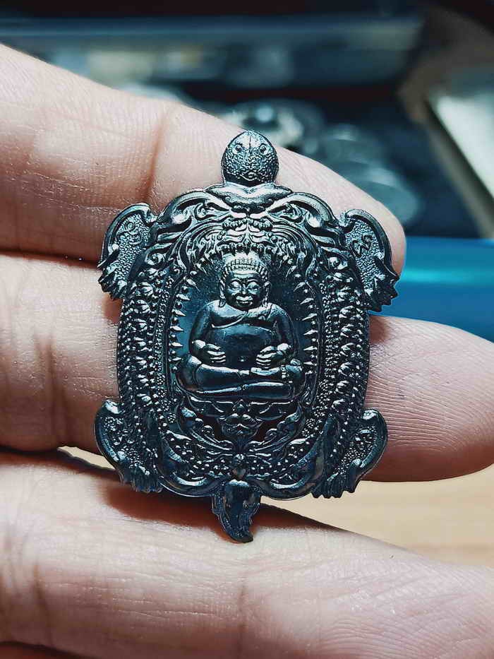 2-1270 วัดใจ 100 เหรียญพญาเต่า คูณทอง บุญเพิ่ม โชคลาภ วาสนา หลวงพ่อทอง วัดบ้านไร่ จ.นครราชสีมา 2562 ทองแดงรมดำ ตอกแจก หมายเลข 72 กล่องเดิม***พญาเต่า สังกัจจาย ยุคต้นพ่อทอง ออกวัดบ้านไร่ เก็บได้เก็บ