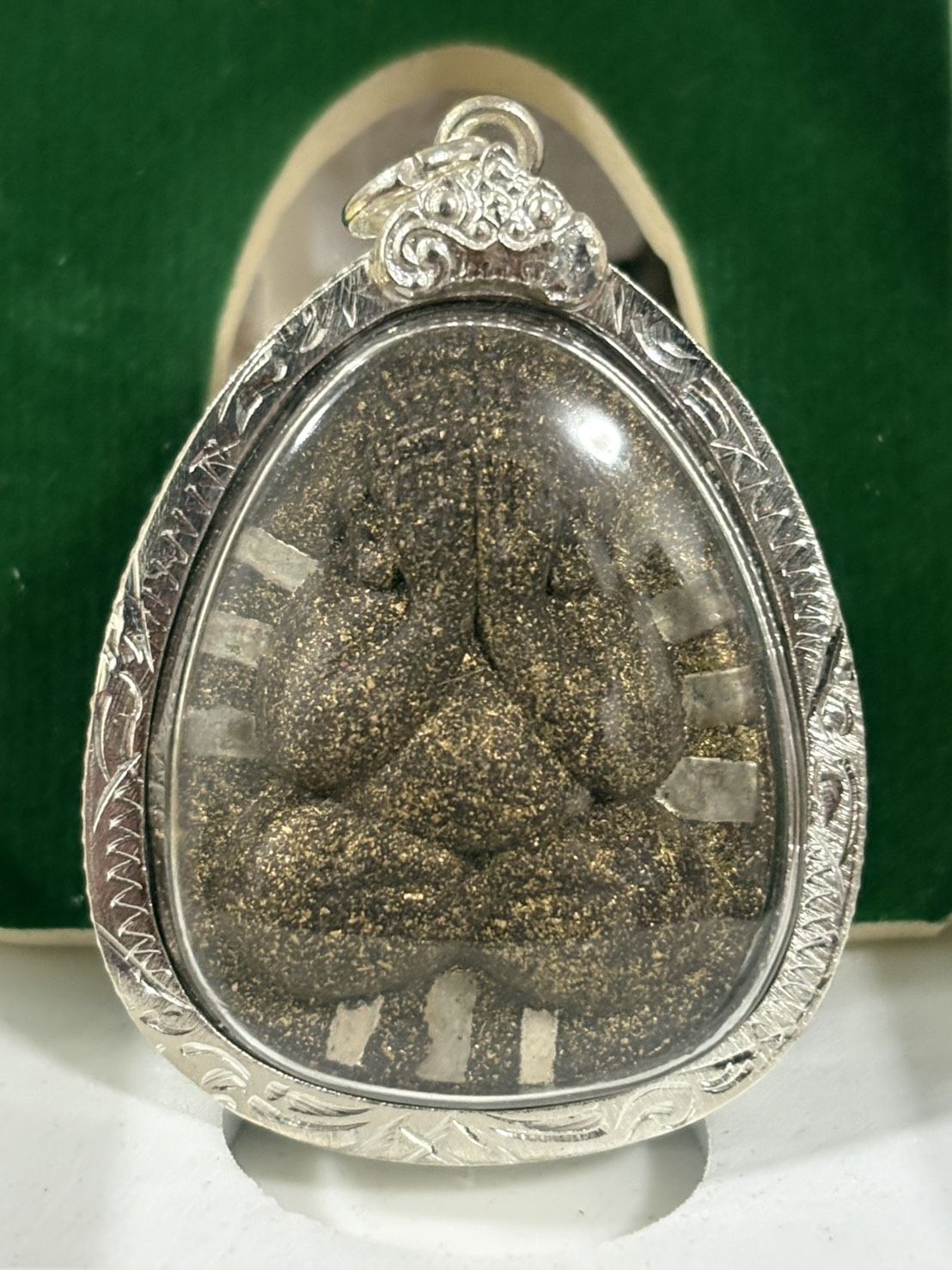 หลวงพ่อคูณ วัดบ้านไร่ ปิดตานวะมหามงคล แซยิด 76 ปี เนื้อผงใบลาน ตะกรุดเงิน 9 ดอก โรยผงตะไบพระกริ่ง ปี 2542 พร้อมเลี่ยมและกล่องเดิม