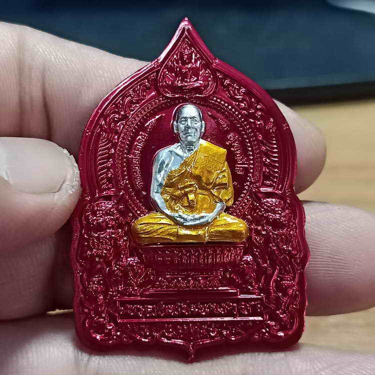 2-452 วัดใจ 100 แถมยกลัง เหรียญนั่งพาน รุ่นทองชนะมาร หลวงพ่อทอง วัดบ้านไร่ จ.นครราชสีมา ปี 2565 เนื้อปีกเครื่องบิน ชุบอโนไดซ์ ไม่ตัดปีก หน้ากากลงยา หมายเลข 186 สร้าง 300 เหรียญ กล่องเดิม